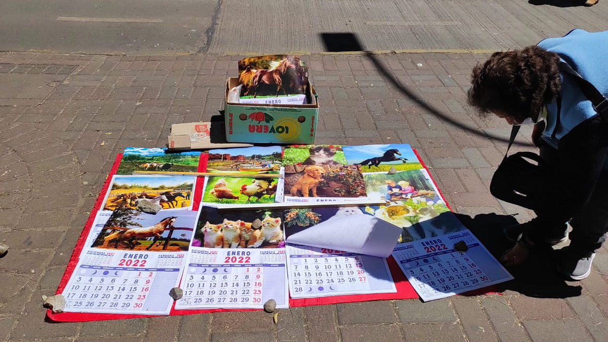 MadelenMino's tweet photo. Atento Concepción 
Les presento a la señora MARIA, ella vende calendarios a $1.000 pesitos, se pone frente al Banco Santander de O'higgins.
Pasen a comprarle uno ya? 
Ayúdenme con un RT por último ya? 🙏🏻 
Que se les multiplique!!! https://t.co/yDkZv6eRPx