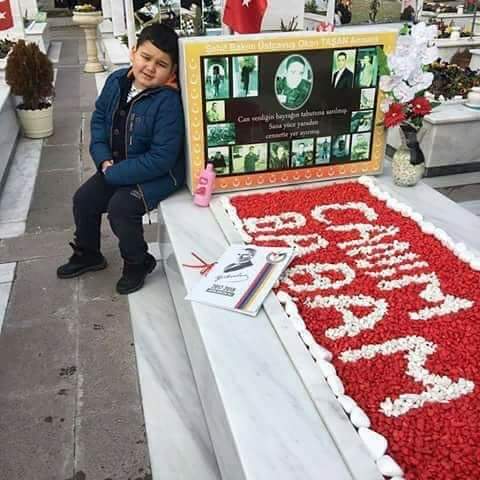 Karne gününde biraz sessiz olun!!
Ülkesi için canını vermiş ;
Başka evlatlar gülsün diye kendi evladının karne sevincini yaşayamayan yiğitler var bu ülkede!!
"Canım babam karnemi göstermeye geldim" 
| Şehit Okan Taşan'ın evladı