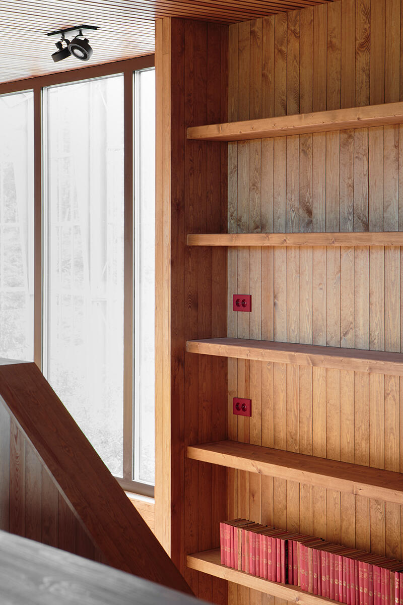 JUNGLONDON's tweet photo. The Greenhouse Home of the architect and owner Margit-Kristine Solibakke Klev in Kongsberg in Norway arose from the principle of a “house in a house”⁠

featuring @LC_LeCorbusier  32101 rouge rubia 🟥
📷 : Nadia Norskott⁠
#junginsitu #jungswitch #jungsocket #junginteriors https://t.co/HU5p3ilpek