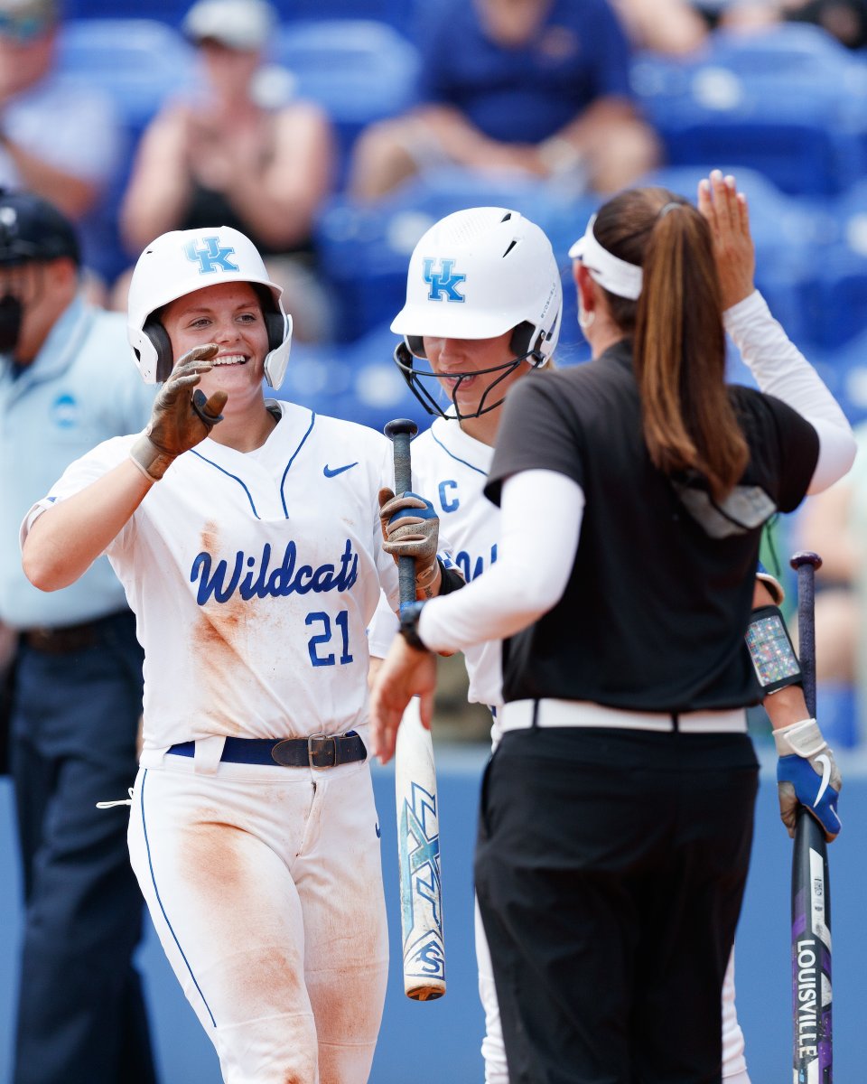 UKsoftball's tweet photo. 2⃣1⃣ days ... 

@erincoffel5 x #BeTheStandard https://t.co/pdXazqgj5V