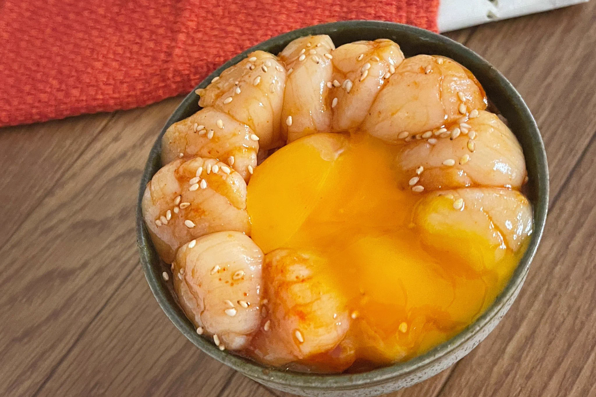 食欲増進間違いなし！簡単メニュー「ピリ辛ほたてユッケ丼」