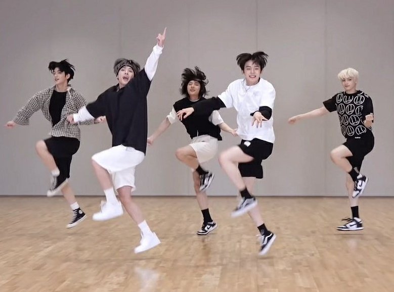 upilskg's tweet photo. Huening kai: hips don't lie https://t.co/o3HPxztiyk