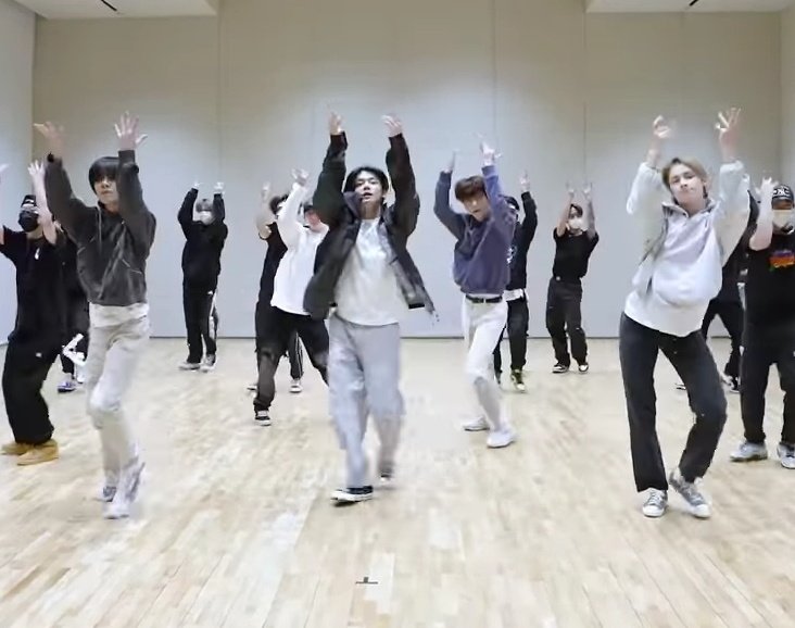 upilskg's tweet photo. Huening kai: hips don't lie https://t.co/o3HPxztiyk