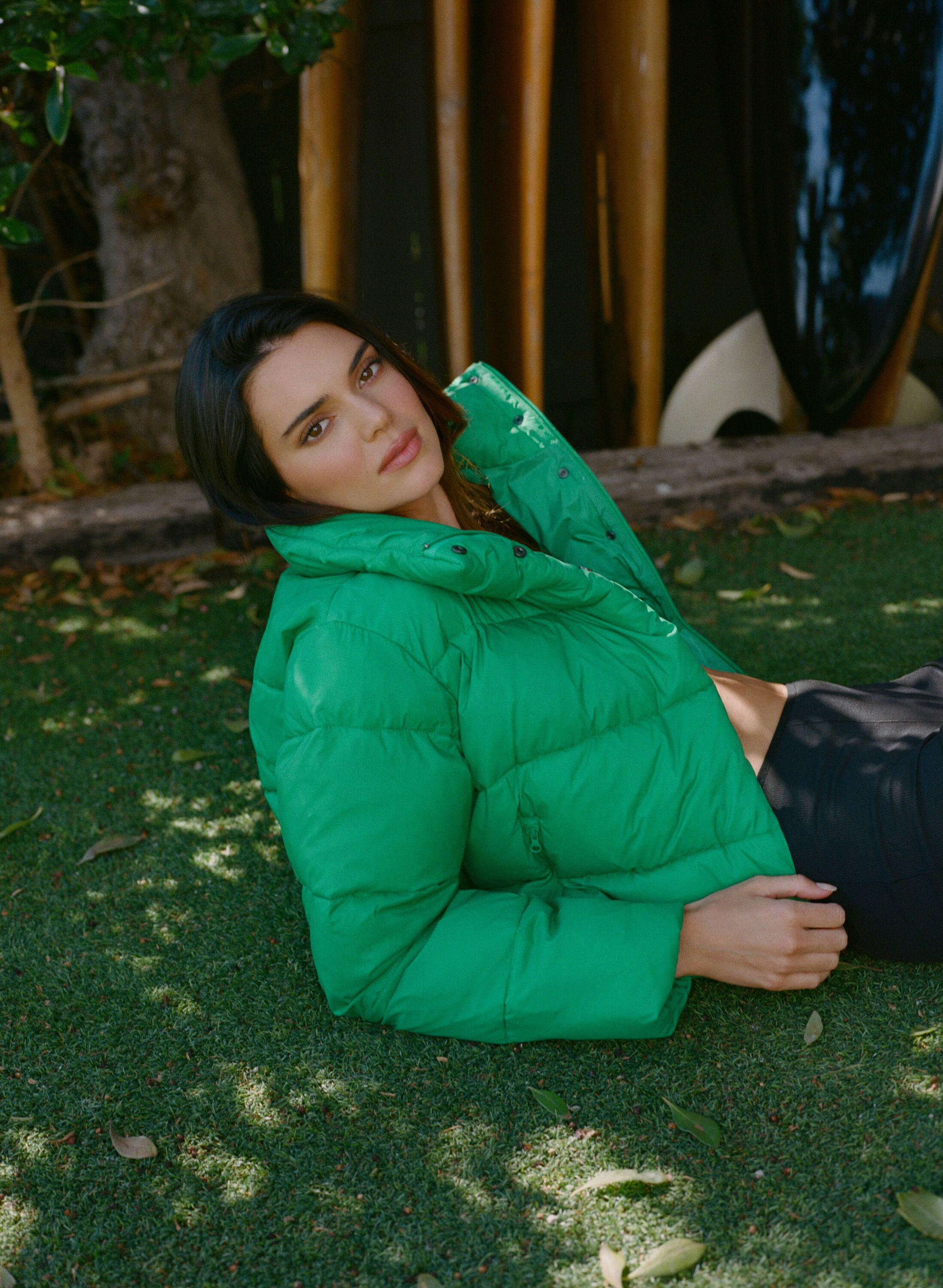 Alo Yoga on X: The jacket you've all been waiting for 💚 @KendallJenner in  the brand new Goldrush Puffer in Emerald Green. Shop now:    / X