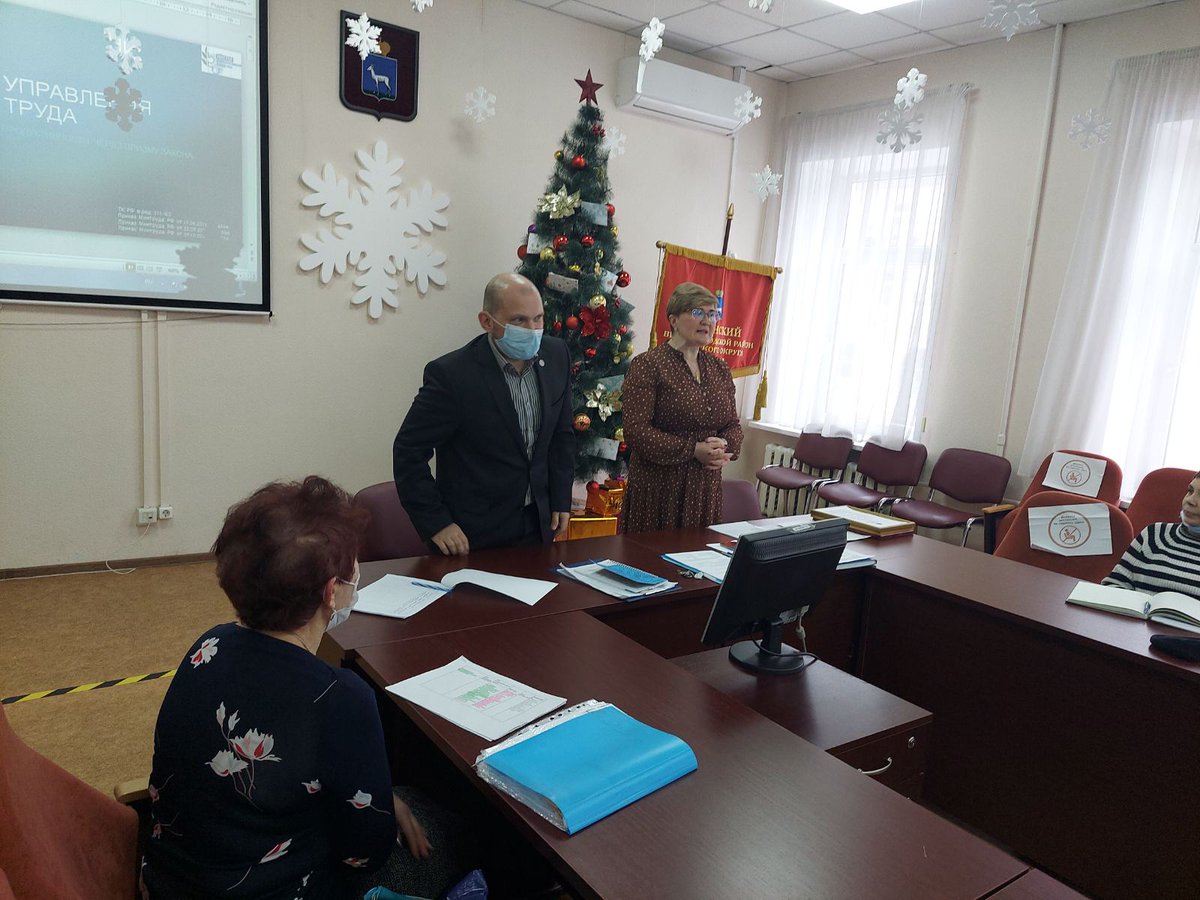 Lenprofsamara's tweet photo. На встрече с руководителями образовательных организаций Ленинского р-на наградили учреждения с наибольшим кол-вом членов профсоюза. Благодарю за соц.партнерство директора школы N70 Косилову Е.В., директора ЦДО"Экология детства" Шубину О.К., ст.воспитателя МБДОУ267 Лопатину С.Д.! https://t.co/a1srjQaZ46