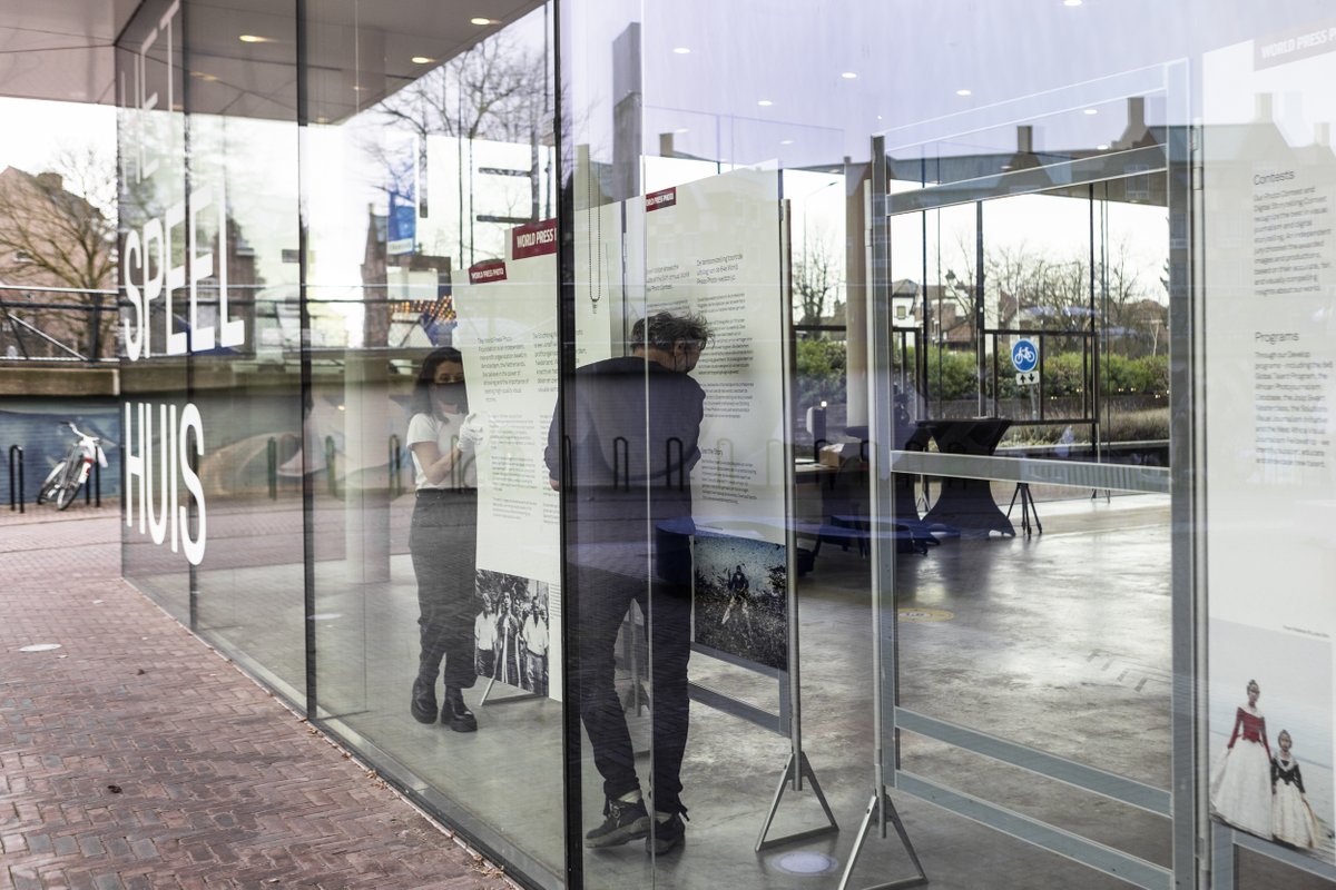 De voorbereidingen voor <a href="/WorldPressPhoto/">World Press Photo</a> in het <a href="/speelhuis/">speelhuis</a> zijn in volle gang! 📸 Morgen wordt de expositie officieel geopend. Vanaf 15.00 uur kan je live meekijken via onze Facebook en Instagram pagina.

Foto: Josanne van der Heijden 

#WPPh2021 #WorldPressPhoto