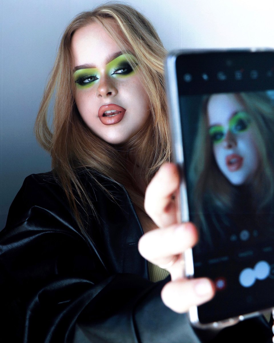 jemmasmakeup's tweet photo. it’s giving 2016 “let me take a selfie”… but at least the samsung 52 s makes up for it ;)  #samsungsummeronus #Aseries5G https://t.co/kX3PkiQMmd