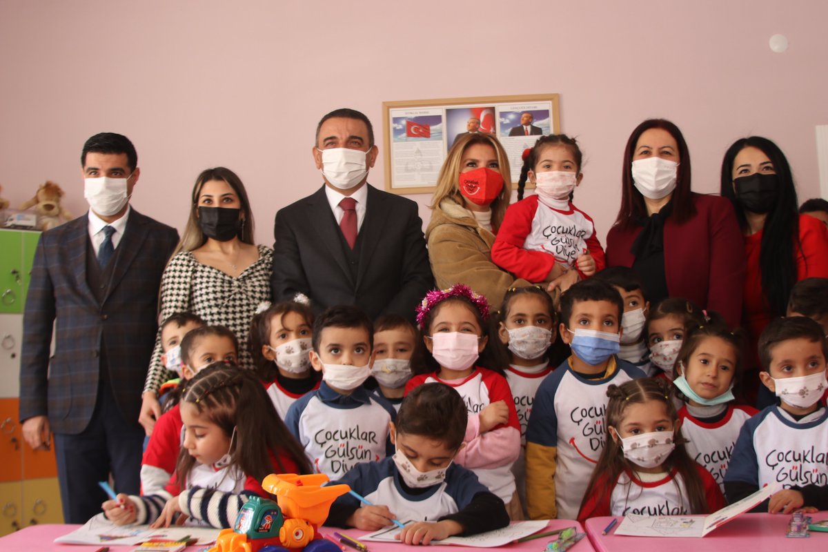 SiirtValiligi's tweet photo. Eğitim Gönüllüsü @gulbenergen'in kurucusu olduğu ‘Çocuklar Gülsün Diye Derneği’, 41.Anaokulu, Baykan ilçemizde törenle açıldı.

2021 yılında vefat eden Prof.Dr. Doğan Cüceloğlu’nun adının verildiği Anaokulu’nda yaklaşık 100 öğrenci eğitim alacak.

Emeği geçenlere teşekkür ederiz. https://t.co/cWgOUW557a