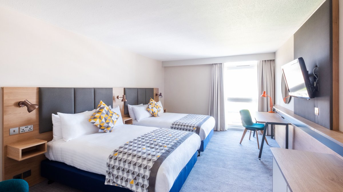 Kick back in 𝒐𝒖𝒓 𝒎𝒐𝒅𝒆𝒓𝒏 𝒓𝒐𝒐𝒎𝒔 with a pillow menu and a refreshing power shower. Catch up with your favourite TV show on the flat-screen or update your social media with free WiFi. 📲 
Stay with us → bit.ly/2ViupQL
#VisitLeicester #Leicester #Staycation