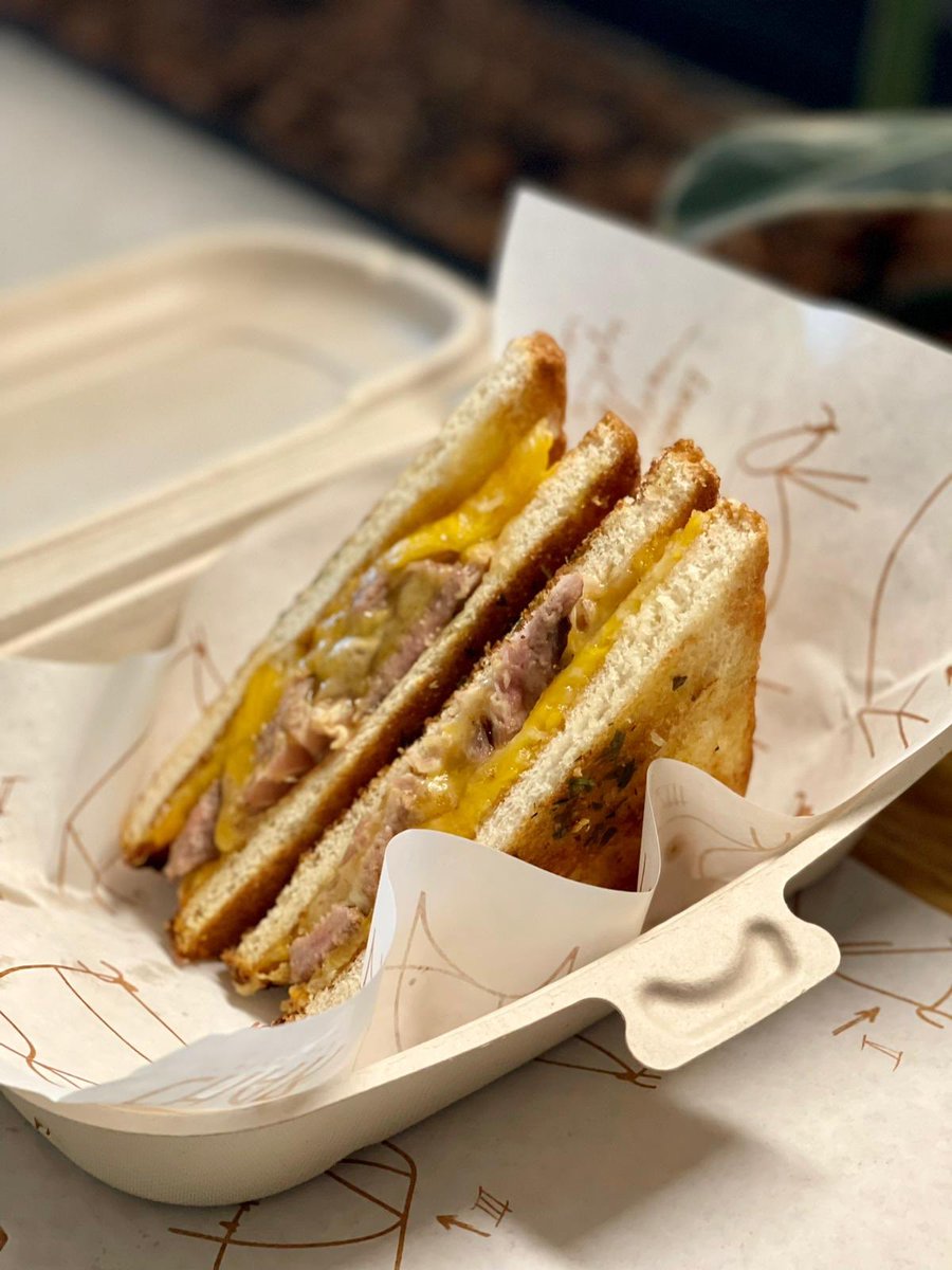 تشار ستيك بار يمكن ألذ مطعم لحوم وستيك موجود في الكويت توه فاتح عندنا حصرياً في ثريسكستي فودهول. أغلب أطباقهم مشويه على الفحم حتى السلطة وعصير الليمون 🥩 🍋 🔥