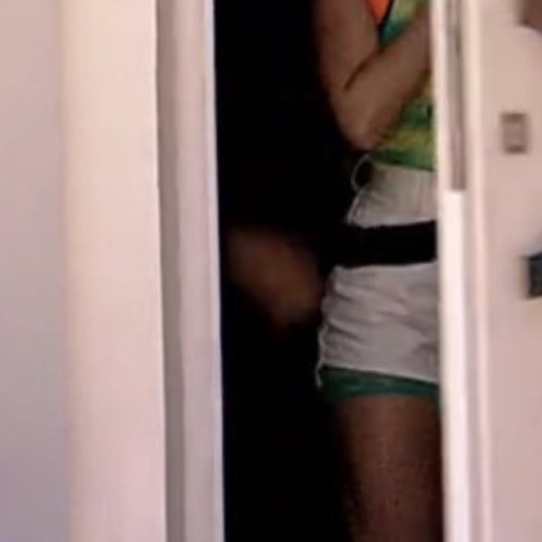 NazareAmarga's tweet photo. A mãozinha abrindo a porta pra Jade não encostar na maçaneta 🗣️ #BBB22 https://t.co/pw9bwl747Y