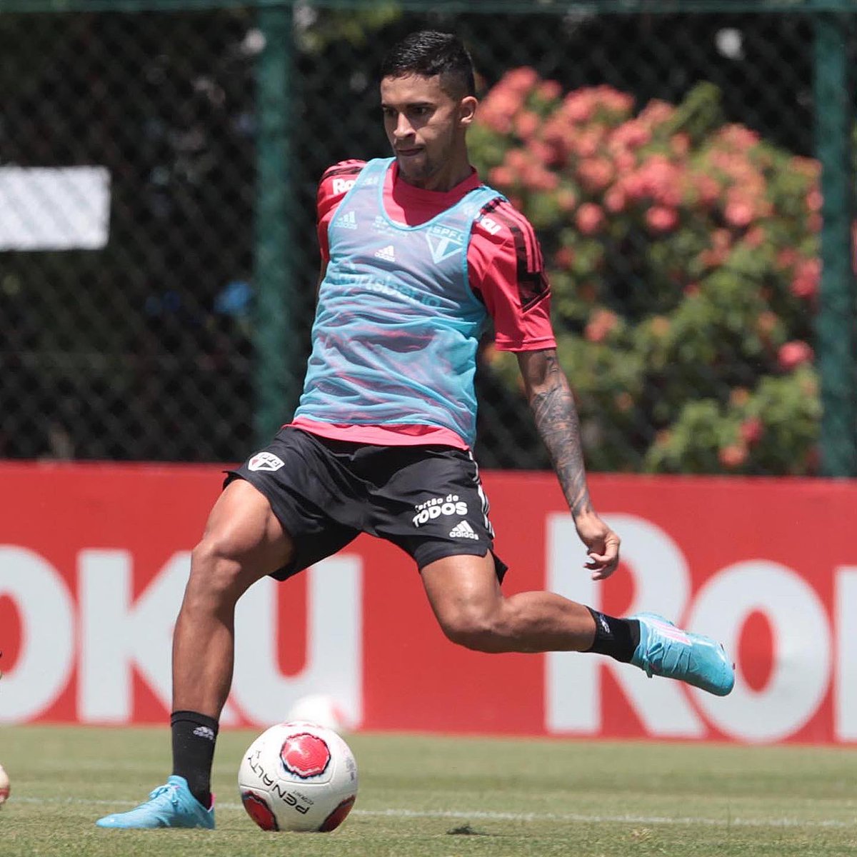 SaoPauloFC's tweet photo. ⏳ Falta uma semana para a estreia no @Paulistao

#VamosSãoPaulo 🇾🇪

📸 Rubens Chiri / saopaulofc https://t.co/srf47rCwd4