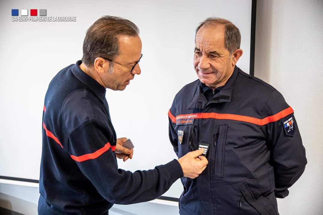 pompiers24's tweet photo. Remise des insignes de commandant honoraire et citation à l'ordre du corps suite à cessation d’activité après 48 ans de services dont 40 ans d’officier, 33 ans de SPP, Chef de corps, chef de centre de St Astier, vice-pdt et président de @Pompiers_24_UD. Bonne retraite Didier ! https://t.co/g7jAkNum8k