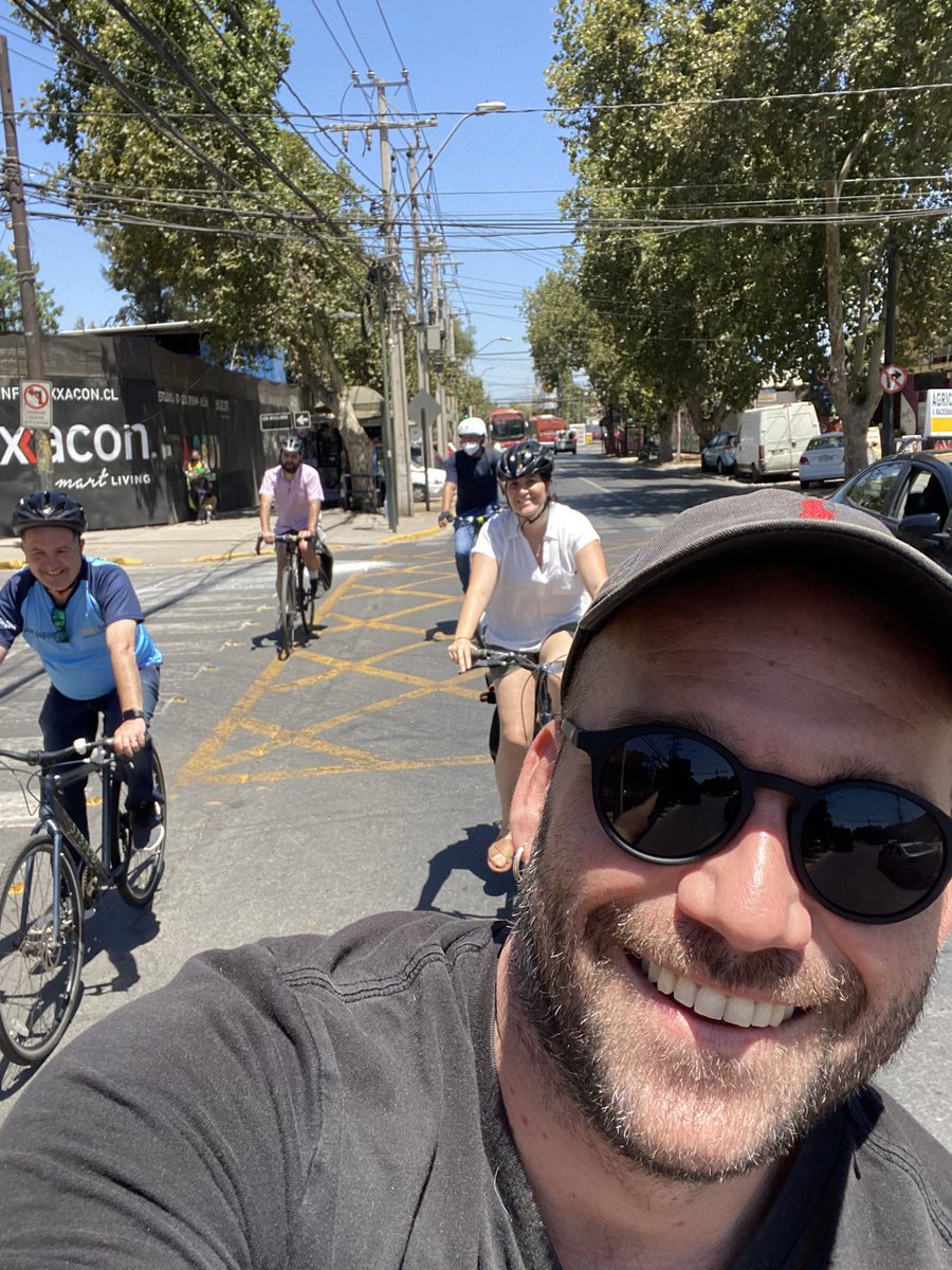 tomasechiburu's tweet image. Ayer salida a terreno y hoy trabajo colaborativo en sala, para codiseñar rutas cicloinclusivas entre el GORE, la @MuniNunoa, @MuniMacul y @CedeusChile.
Seguimos 🚴🏼‍♀️🌳