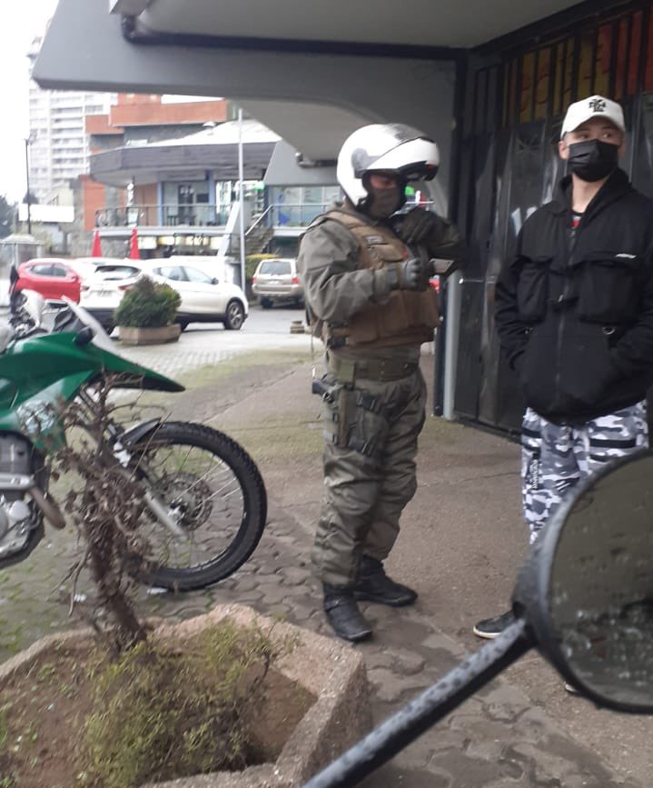 #Temuco: Carabineros del Servicio Motorizado de la 2ª Comisaría, realizan servicios preventivos en el sector céntrico enfocados en entregar seguridad tanto a vecinos como turistas que visitan la ciudad. #CarabinerosDeTodos 
#LaPrevenciónEsNuestraEsencia 