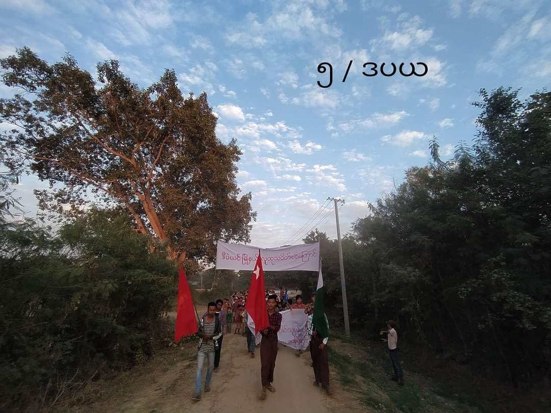 ဒီပဲယင်းတွင် ဖက်ဆစ် စစ်ကောင်စီ တော်လှန်ရေး ချီတက် ဆန္ဒပြ
ရန်ကုန်၊ဇန်နဝါရီ ၂၀
စစ်ကိုင်းတိုင်း၊ ဒီပဲယင်းမြို့နယ်တွင် ပြည်သူများ ဦးဆောင်ကာ ယနေ့ ဇန်နဝါရီလ ၂၀ရက်နေ့တွင် အကြမ်းဖက် စစ်ကောင်စီ ဖက်ဆစ် စစ်တပ် တော်လှန်ရေး ချီတက် ဆန္ဒပြခဲ့ကြောင်း သိရသည်။
