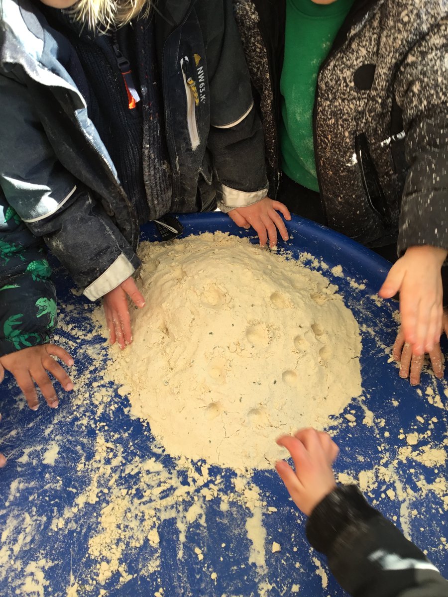 BrynHafodPrm's tweet photo. We have been making the moon using ’moon sand’! We used our fingers to make craters in the moons surface! 🌙🌚 https://t.co/0bKpKm5lYa