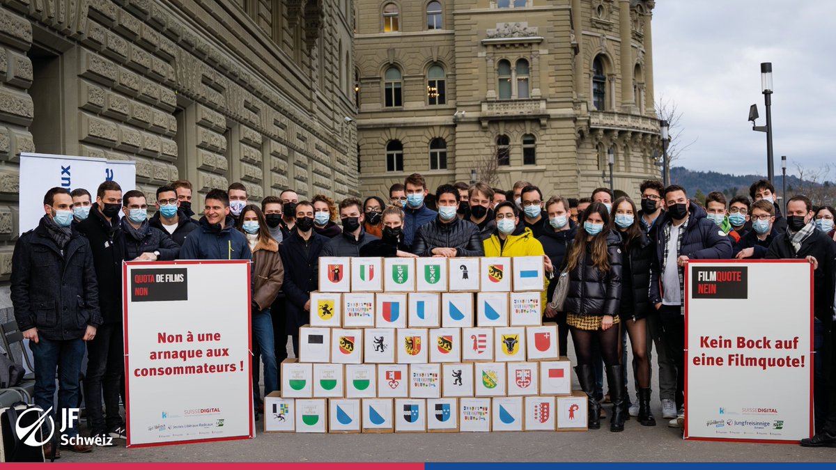 Wir haben es geschafft! Mit der JSVP und der JGLP sowie weiteren Organisationen haben wir heute 70'000 Unterschriften gegen das konsumentenfeindliche #Filmgesetz bei der Bundeskanzlei eingereicht. Wir freuen uns auf den Abstimmungskampf! Merci für euer Engagement. #LexNetflix