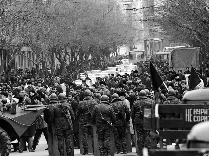 ireli_pu's tweet photo. #Tanks and armored personnel #carriers crushed everything they came across on the streets of #Baku, and the #military fired relentlessly everywhere. Not only on the streets, but also on the bus, people were shot in their apartments. #BlackJanuary #20January #ireli2022 https://t.co/XJwAIZa5WS