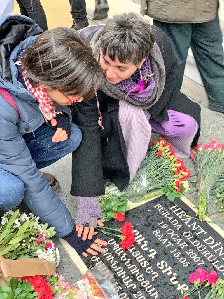 Nâzım Özgün ile gurur duyduğum çok an vardır, ama 19 Ocak 2022 yüreğimde hep ayrı bir yerde olacak💜
#Eksik15Yıl 15 yılı kalabalıkla göz göze <a href="/nazim_ozgun/">Nâzım Özgün Afşin🐞❤️🏳️‍🌈✌️</a>'den dinlediğim için çok gururluyum. 
Sevgili Hrant, kelimelerin yerini bulmuş arkadaşım, umudumuz gençliktedir✌️ 
#HrantDink