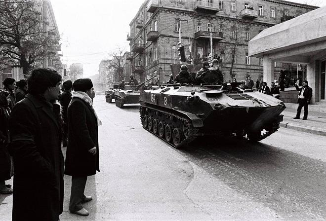 ireli_pu's tweet photo. #Tanks and armored personnel #carriers crushed everything they came across on the streets of #Baku, and the #military fired relentlessly everywhere. Not only on the streets, but also on the bus, people were shot in their apartments. #BlackJanuary #20January #ireli2022 https://t.co/XJwAIZa5WS