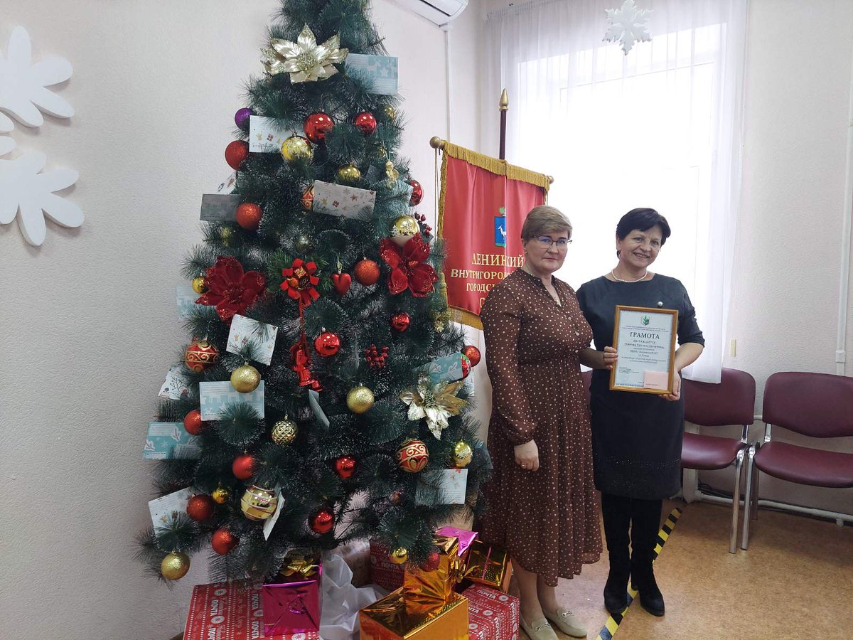 На встрече с руководителями образовательных организаций Ленинского р-на наградили учреждения с наибольшим кол-вом членов профсоюза. Благодарю за соц.партнерство директора школы N70 Косилову Е.В., директора ЦДО"Экология детства" Шубину О.К., ст.воспитателя МБДОУ267 Лопатину С.Д.!