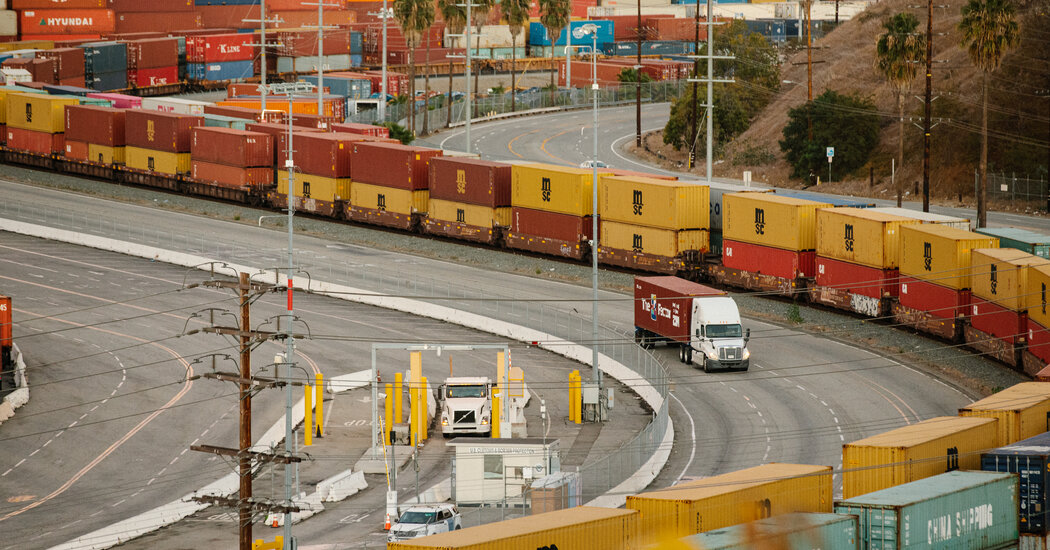 wajustice's tweet image. A federal apprenticeship program will train thousands of new truck drivers who are as young as 18. Story by @chrisychung &amp;amp; @StellaKalinina for @nytimes: ow.ly/snOo50Hz4qW
#trucklaw #WSAJ #trafficsafety