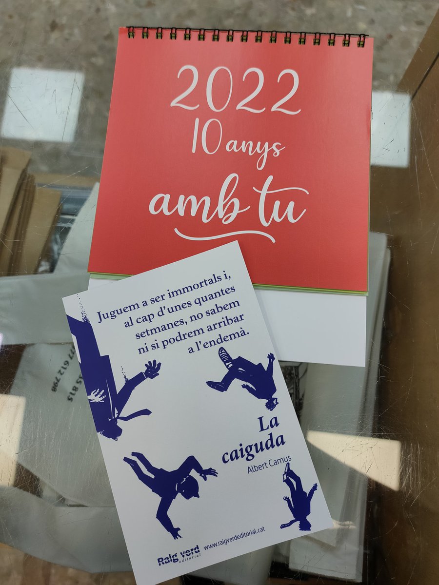 llibreriaadsera's tweet photo. Moltes felicitats @Raig_Verd per aquests 10 anys de vida! 🍰
Molt encertada la frase d'en Camús ... ben bé de vegades no sabem si podrem arribar a l'endemà. Que identificats ens sentim!
#BonesEditorials #FeinaBenFeta https://t.co/aJDkz2VBzi