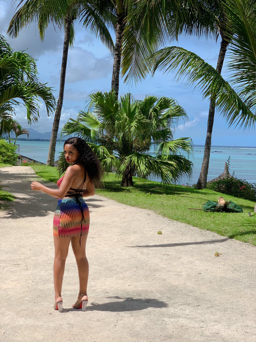 drihanna_dm's tweet image. island gyal 🌴