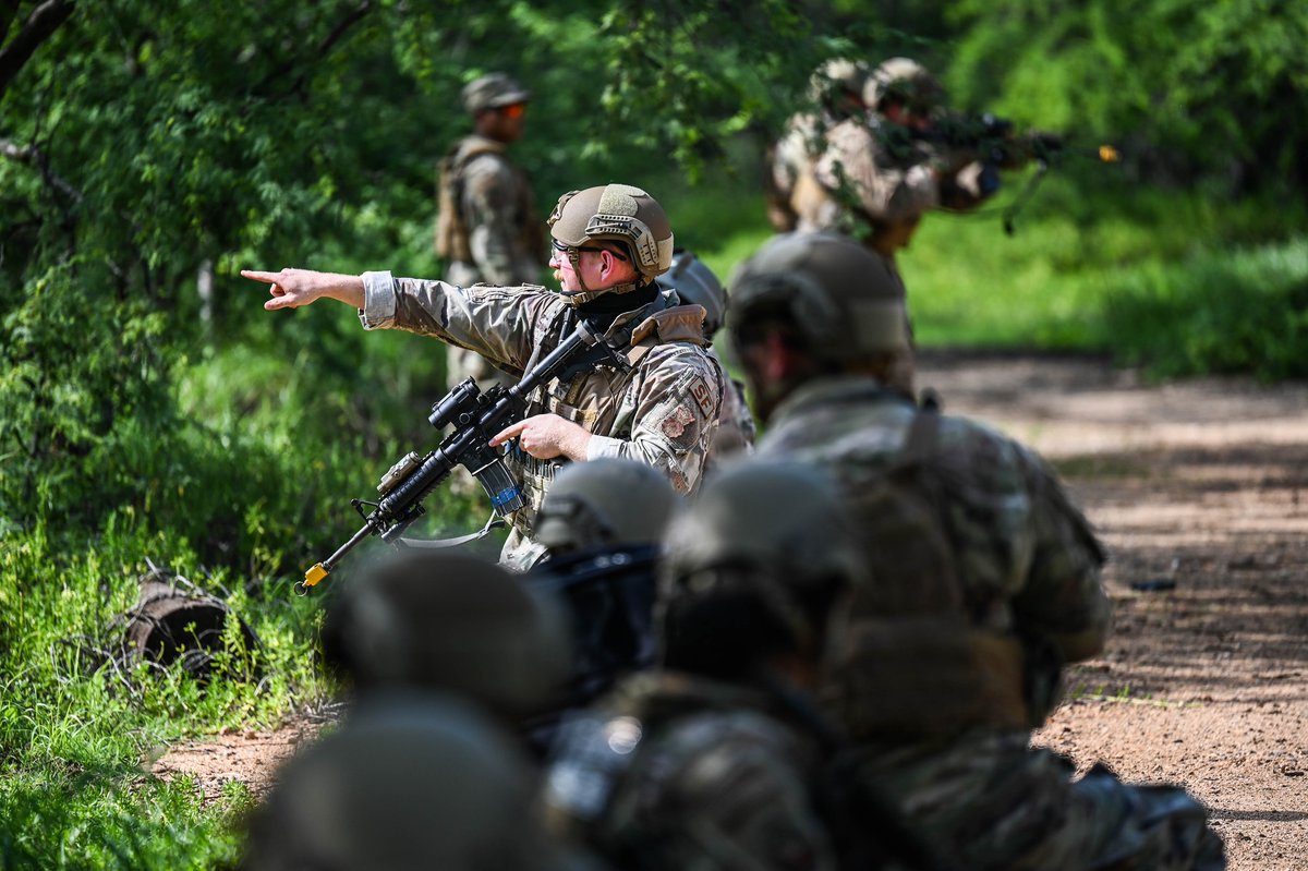JointBasePHH's tweet photo. 1.12.22 Members from the #647SFS and #15OMRS participated in a joint field training exercise involving team movements, weapon operations, medical care and evacuation, a simulated mortar attack &amp; communications.

📷 SSgt Alan Ricker
@15thWing @usairforce #647ABG https://t.co/lFIosc6yGY