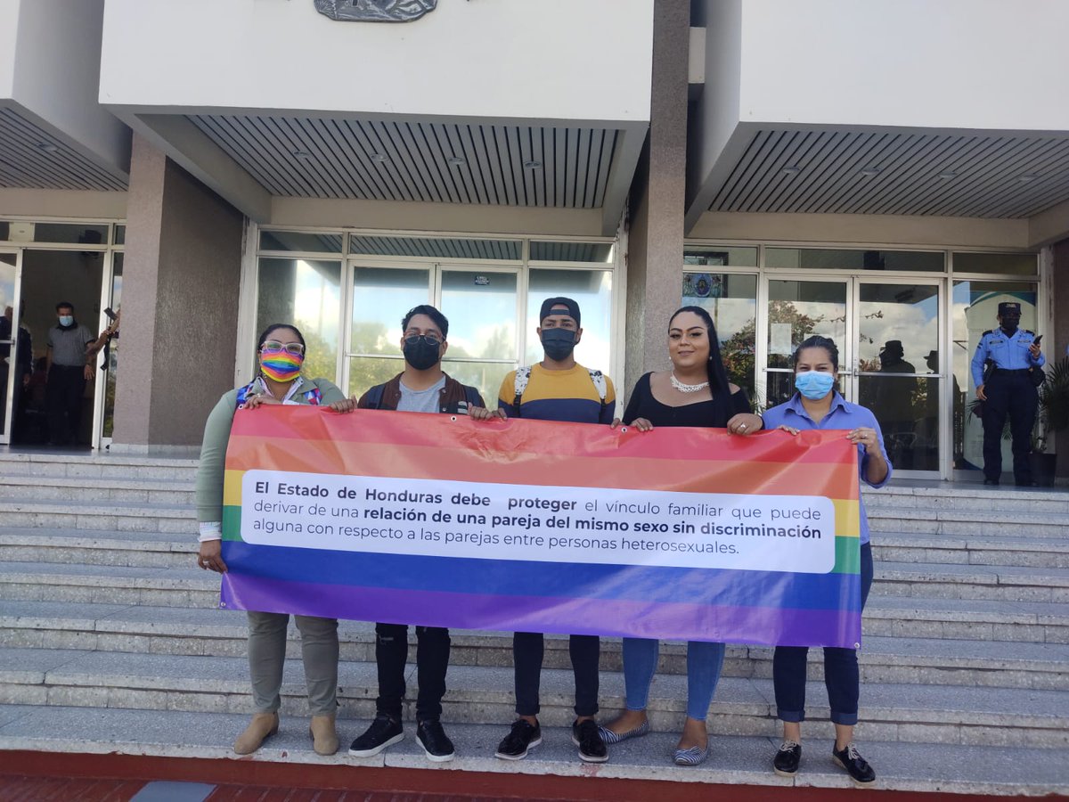arcoirisghn's tweet photo. Movilización a la Corte Suprema de Justicia para presentación de nuevos recursos de inconstitucionalidad sobre el matrimonip igualitario. 

#DerechosHumanos #DerechosLGTB https://t.co/VXldCKhw6I