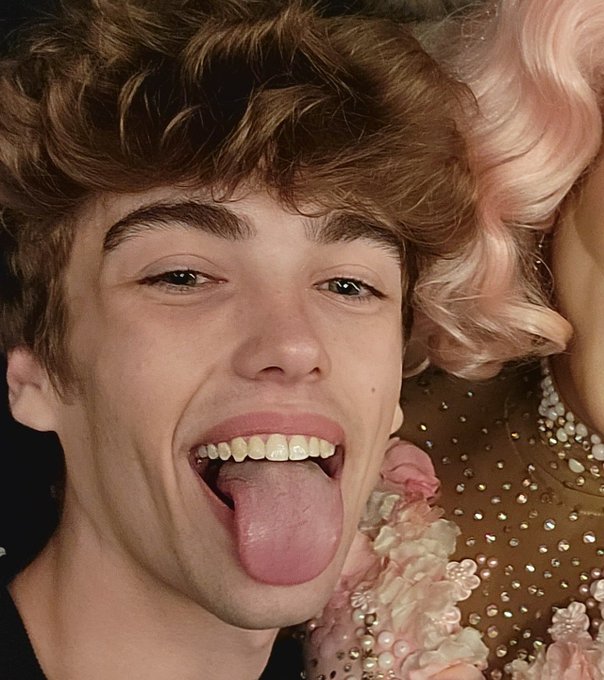 the face   ||   the dick https://t.co/Q0hwds8EmE