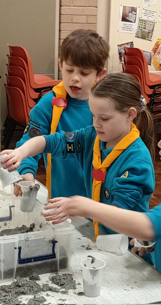 3rdwashscouts's tweet photo. Are you even having fun if there's no mess? Tonight our Beaver started off the new year by recycling old paper to make our own #Recycle #Reuse #PaperMaking #SkillsForLife #LotsOfMess https://t.co/zPmA3JyW1y