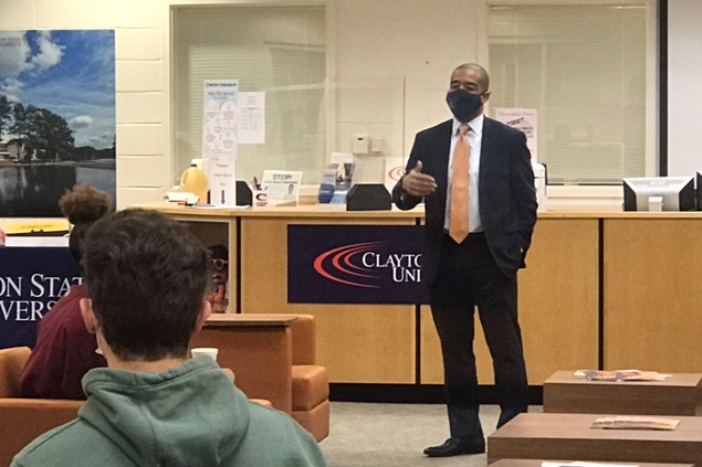 CsuDualEnroll's tweet photo. This morning, our @ClaytonState President, Dr. Ramon Stuart (@CSU_Pres ), stopped by the Academy for Advanced Studies to enjoy some donuts and a visit with our awesome Dual Enrollment Students!
#DualEnroll #DonutsAndDE #Spring2022 https://t.co/zdSse2g2nf