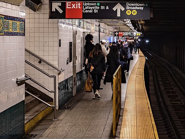 jase_eng's tweet photo. Even more of these railings installed on subway platforms would make it safer! Be creative! Safety is not all or nothing!

@MTA #safetyfirst https://t.co/zwiGlHPABm