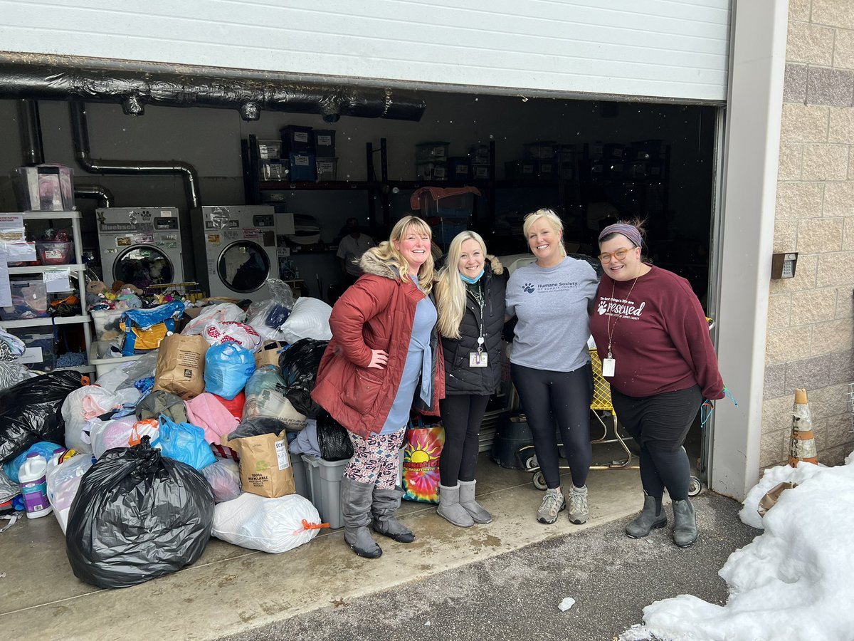 MrsFox2019's tweet photo. Way to go Lee Eaton!!! The Humane Society 🐾 was IMPRESSED with your blanket/linen donations. We were even told we are their favorite school district 😉Thank you to everyone for helping keep some local animals warm this winter 💚#NordoniaRocks #LERocks @CarolSTonsing @SaraGrigger https://t.co/TaNuc3RoZw