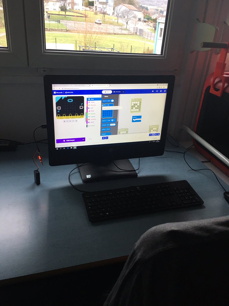 CastelUlis's tweet photo. L’attribution tant attendue d’une AESH supplémentaire, nous permet enfin de nous lancer dans le projet @fablabalecole avec l’initiation aux @microbit_edu. Les élèves adorent bien sur ! @STEAM_InSitu https://t.co/oHtBJkOoH1