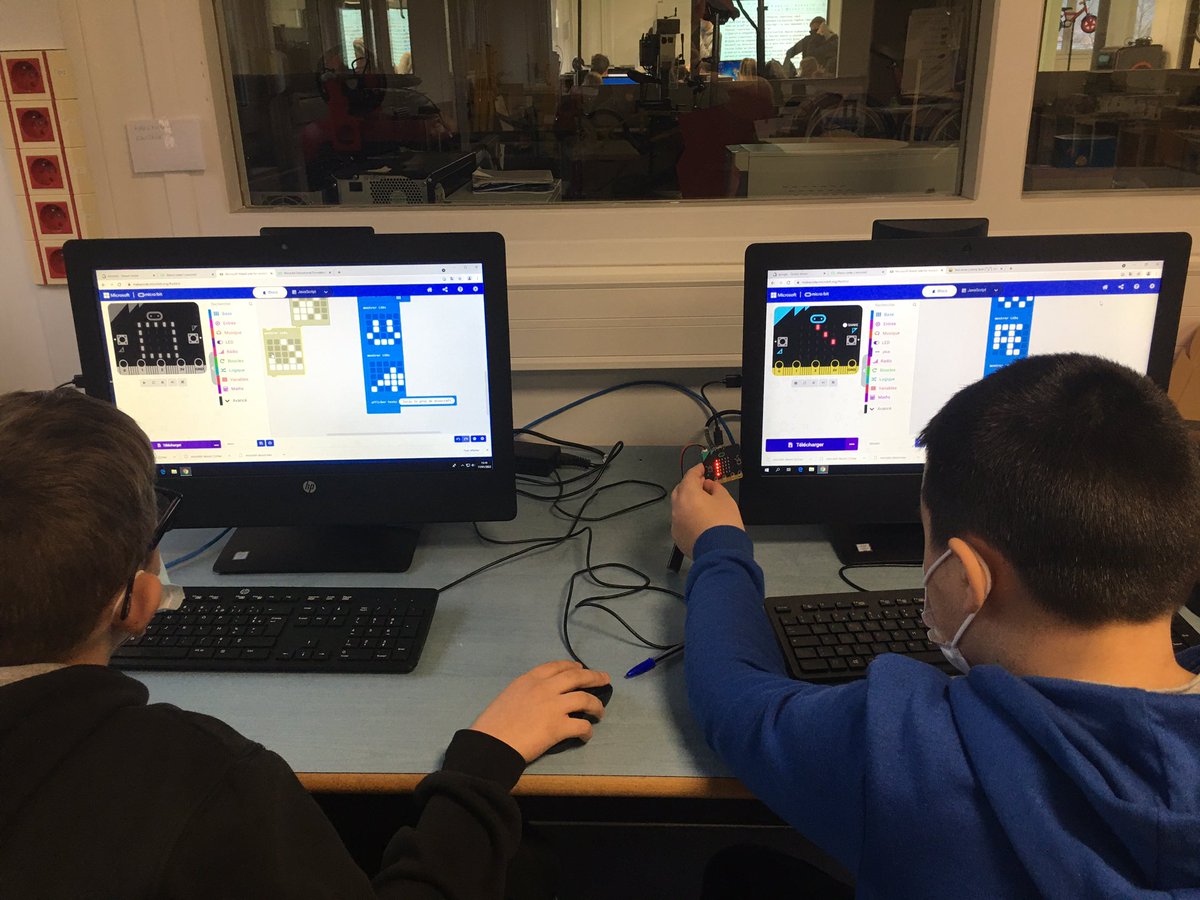 CastelUlis's tweet photo. L’attribution tant attendue d’une AESH supplémentaire, nous permet enfin de nous lancer dans le projet @fablabalecole avec l’initiation aux @microbit_edu. Les élèves adorent bien sur ! @STEAM_InSitu https://t.co/oHtBJkOoH1