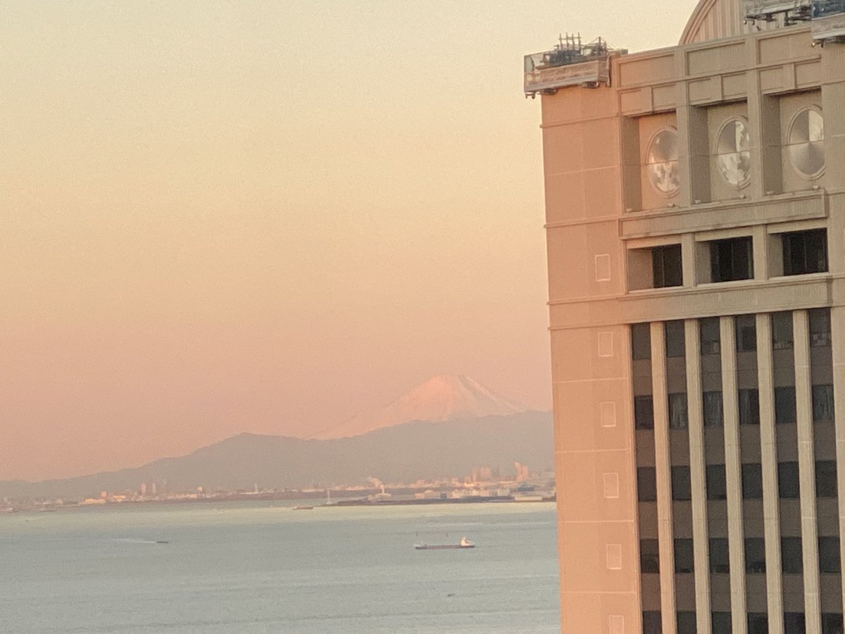 幕張の夜明け。

お月様が見えています☽･:*
赤富士も🗻✨

さー！花金の始まりですよ٩( ᐛ )و