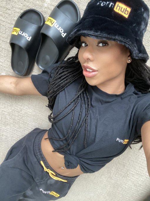 3 pic. This is what it looks like when you're trying to show off @Pornhub 's new bucket hat and slides