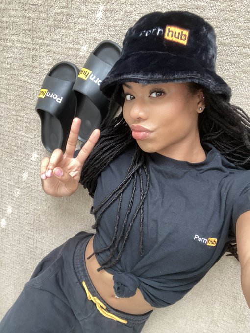 4 pic. This is what it looks like when you're trying to show off @Pornhub 's new bucket hat and slides