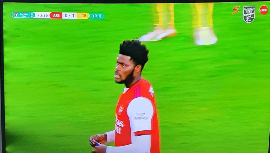 After his abysmal performance for Black Stars, Partey left Cameroon last night, got to UK this morning only to feature for Arsenal this evening. Well, the good news is that apart from Liverpool beating his team 2-0 he chop red card too
We serve a living God🤣