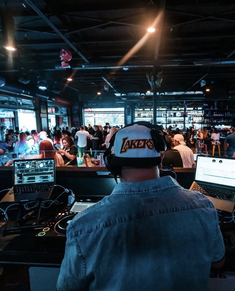 Set your Saturday night up right 21 floors above the city w/ 🔥 beats from @edwindjcity ! 
✨
Tables/Bottle Service ➡️Reservations@elevatelounge.com
✨
#ElevateLounge #ElevateDTLA #dtlaproud #dtlanights #supportlocalbusiness #bottleservicela #cocktails #cocktailbar