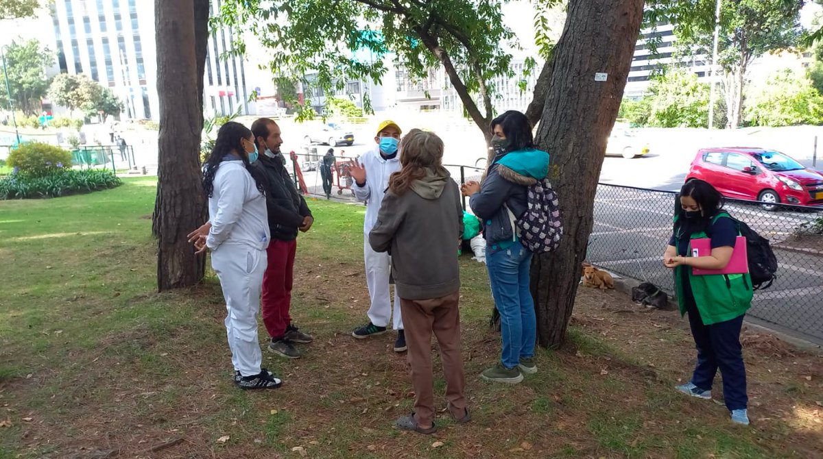 AnimalesBOG's tweet photo. Hoy en #HuellitasDeLaCalle queremos contarte la historia de Blanca. Una mujer habitante de calle que tiene bajo su custodia 16 animales de compañía, dentro de los que hay cinco adultos y 11 cachorros que ya fueron valorados por nuestras brigadas medicas. https://t.co/UAarraUcND