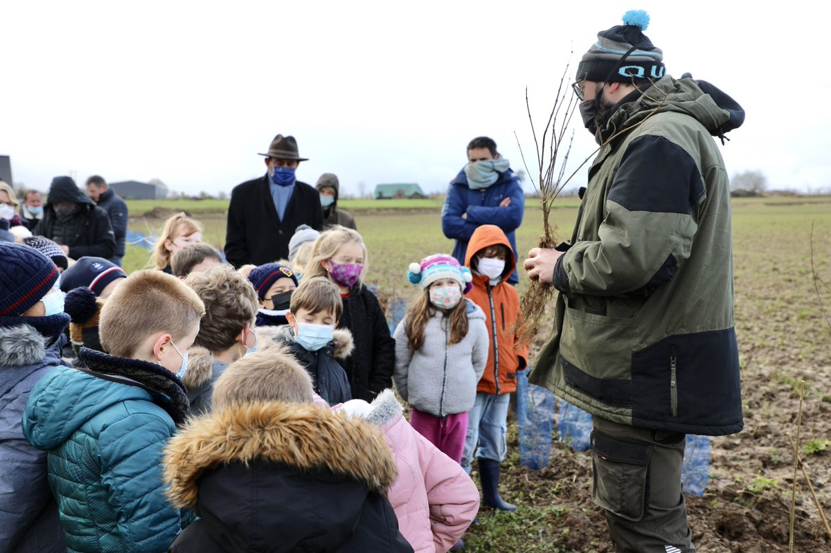 GrandArras's tweet photo. Opération de plantation de 7 essences différentes sur une bande de 180m à #Fampoux par les enfants de l’école
conseillés par les salariés de l’association Les Planteurs volontaires,
➡️Retrouvez-les ce soir sur #France3 à 19h pour le reportage https://t.co/j7VOCtHh2C