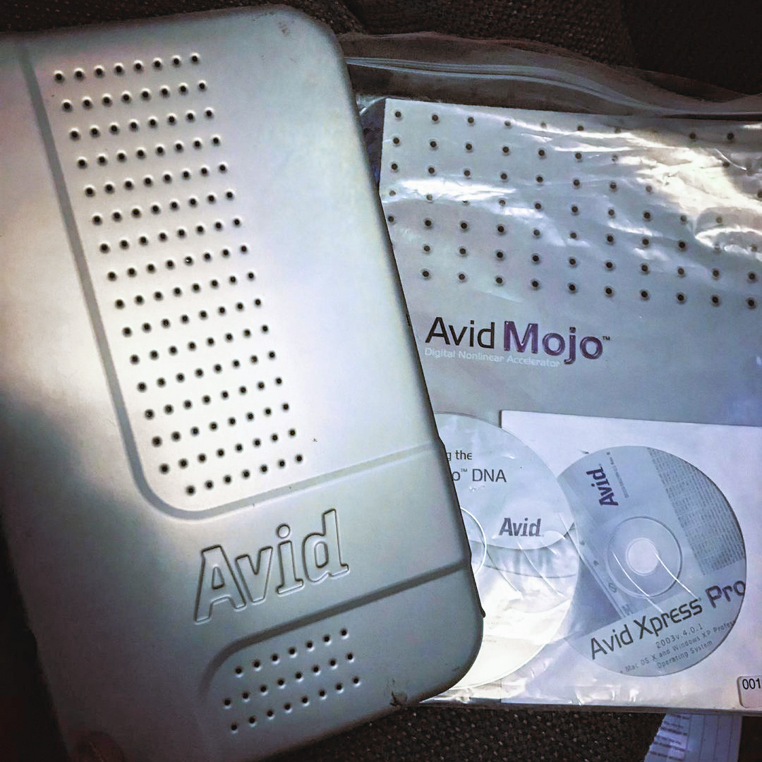 Avid's tweet photo. ⌛ #ThrowbackThursday — Do you remember Avid Mojo?
📷 https://t.co/N7JiviZzla
▶️ https://t.co/6fYBnWK7GO
#tbt #avidmojo #throwback #sd #nle #editing #offlineeditor #mediacomposer #avid https://t.co/ZQDbJOJu7M