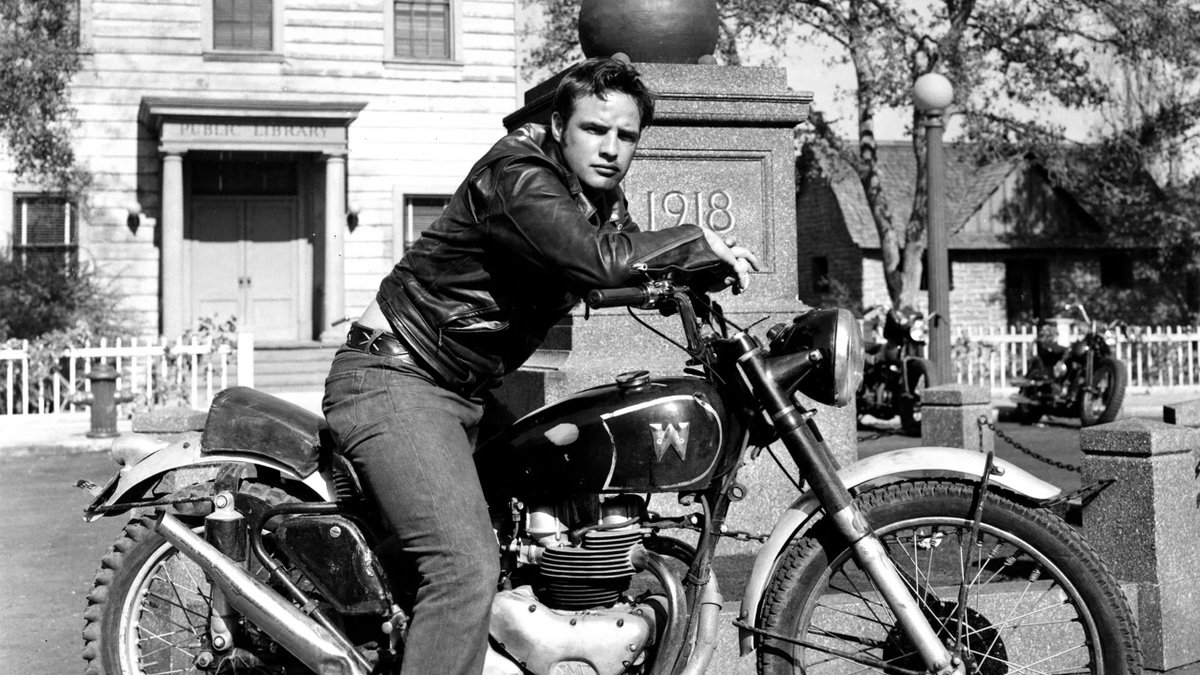 hollywoodsuite's tweet photo. On #ThursdayNightClassics, see the Marlon Brando performance that became a cultural icon of the 1950s. The Wild One (1954) premieres at 9pm ET on HS70. ποΈ π₯
Make it a Brando DB with Apocalypse Now Redux (1979) at 10:25pm. https://t.co/Lz5MnQgqgX https://t.co/5uaezKy5zJ