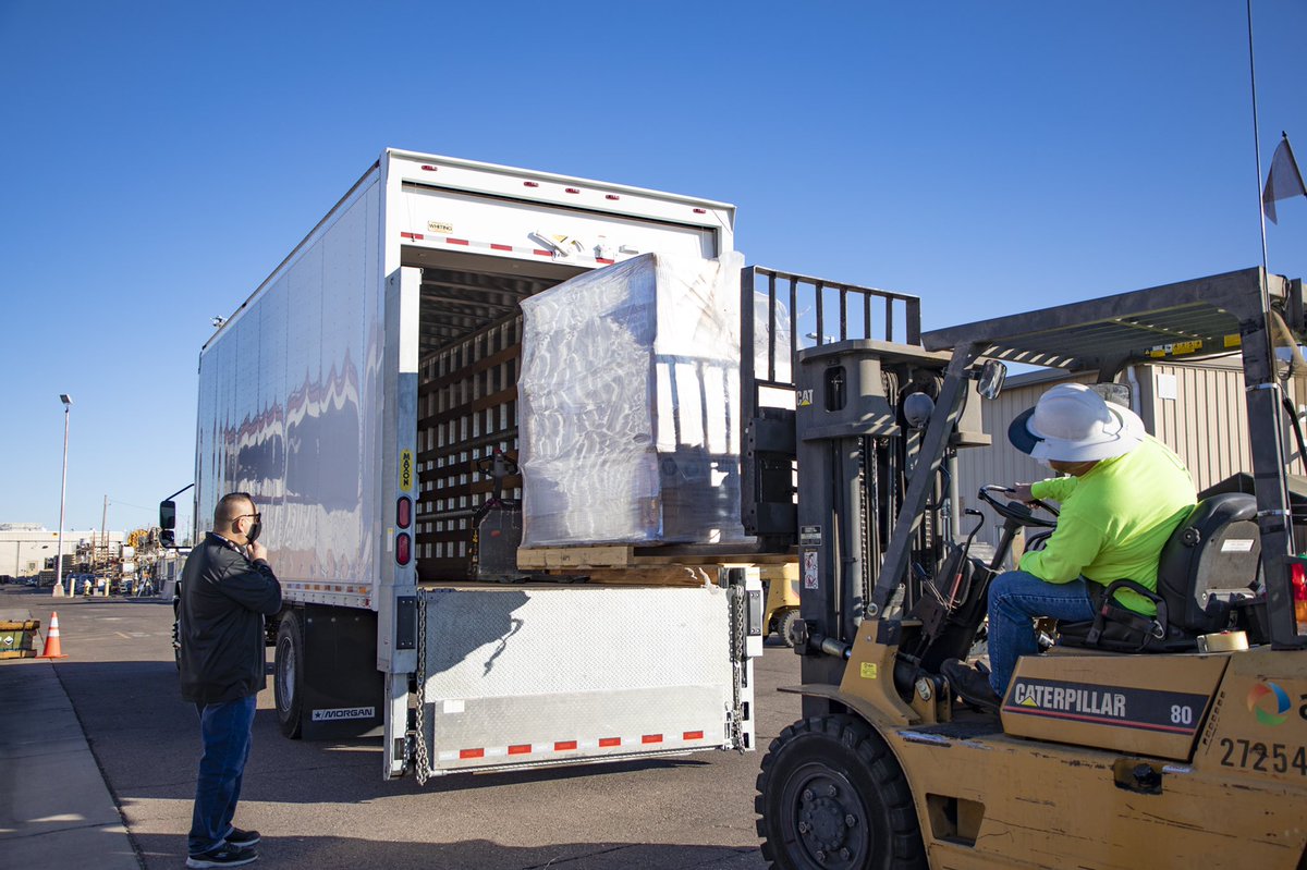 PhoenixUnion's tweet photo. We would like to extend a HUGE thank you to @apsFYI for their donation of 10,000 N95 masks to our district😷. We appreciate this donation that will help us keep our schools safe. ❤️ #ThisIsWhoWeAre https://t.co/Hyc0dMvxoG