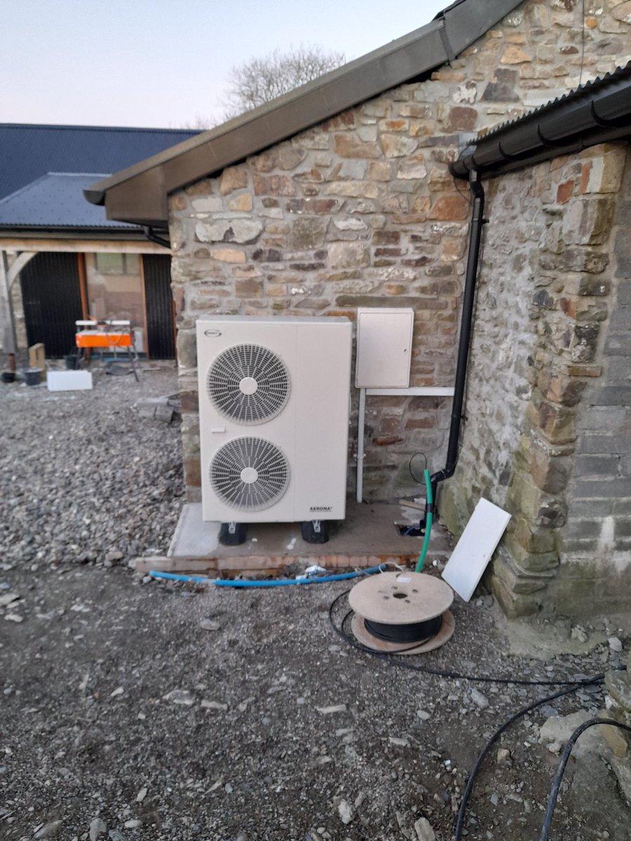 s_calvert_heat's tweet photo. Nice barn conversion gone over, 13kw @myGrantUK hp, a jizzer plate @JeremyClimas @IMIHydronicUK buffer and stuff @WiloUK loading pump. Ended up 38Β°c design day temp may go lower once they move in too, big oak frame in there place look awesome π https://t.co/r2owmBtEp5