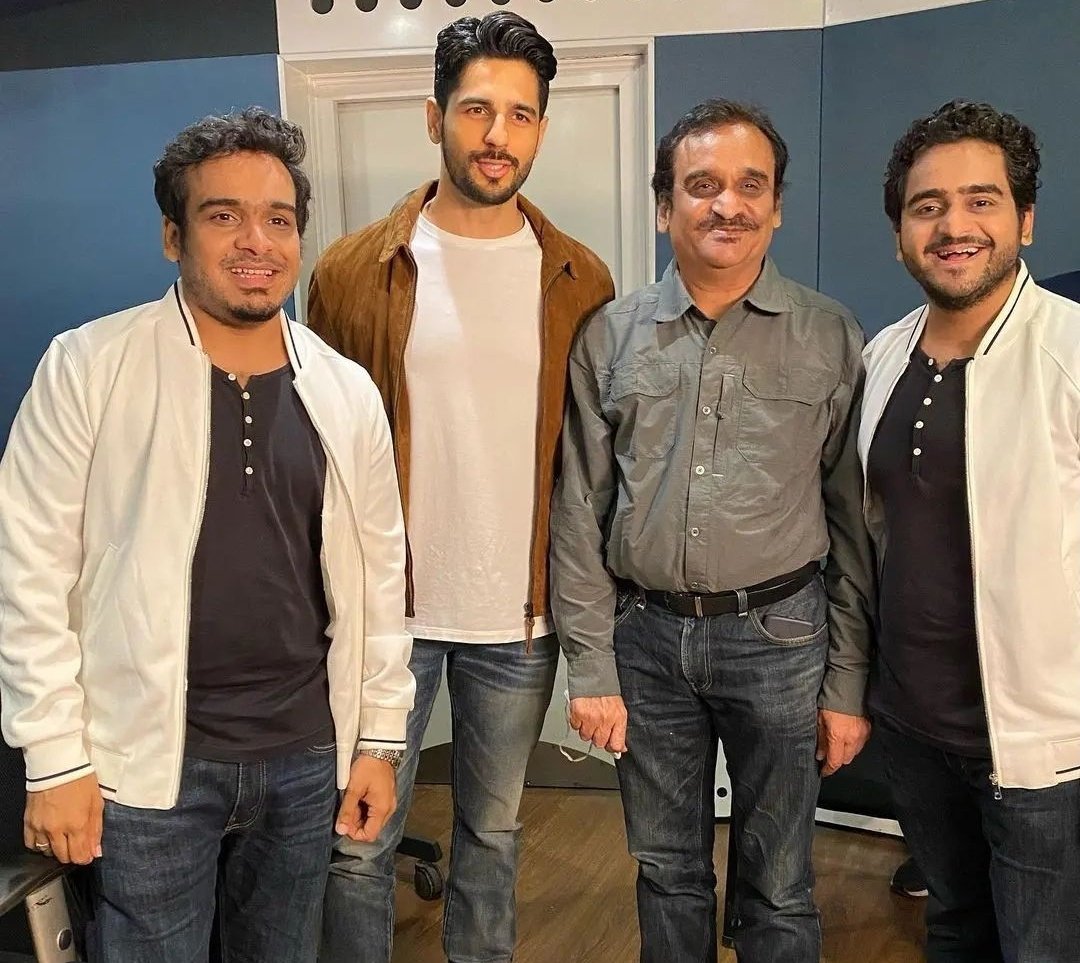Sidmalhotra34fc's tweet photo. New pics of our superstar 💕✨- @SidMalhotra  with @AabhasJoshi  , @shreyasjoshi8  and @ravi_jaihind  
In Mumbai.. 💕

Something exciting on its way😍.... 
#sidharthmalhotra #sidians #sidsquad
@SidMalhotra @pin1012 https://t.co/AKqzmZqYYq